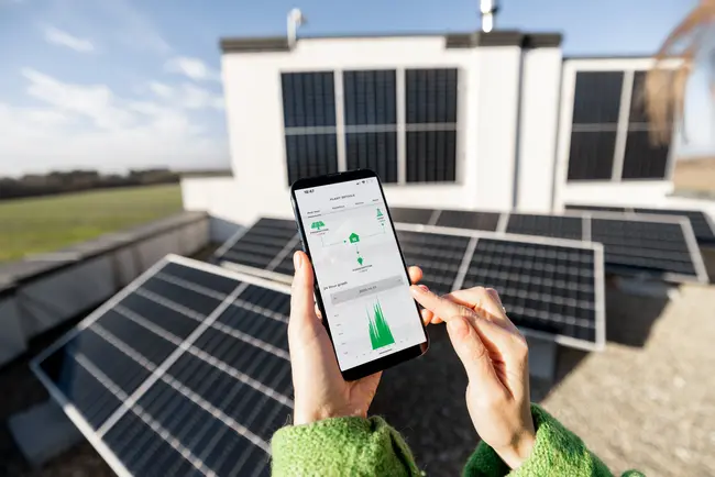 photographie en gros plan d'un smartphone affichant l'interface de  pilotage d'une installation photovoltaïque à Orchies