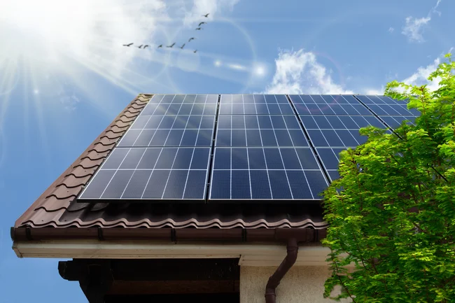 photo d'une toiture couverte par une installation de panneaux solaires en surimposition de toiture