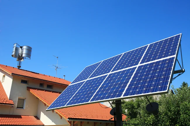 installation de panneaux solaires sur un tracker