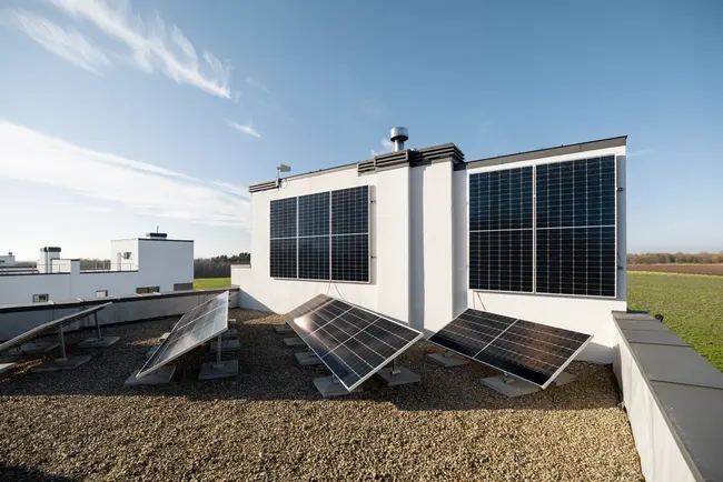 photo d'une installation de panneaux solaires sur toiture plate