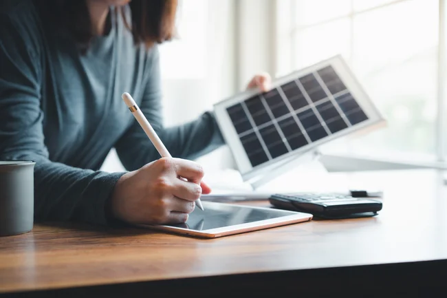 une jeune femme remplit des documents administratifs