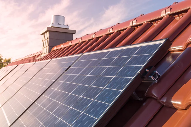 photographie d'une installation photovoltaïque à Valenciennes, prise en contre-plongée sur les panneaux solaires