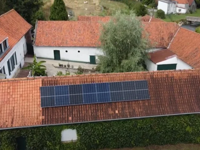 prise de vue aérienne d'une installation de panneaux solaires réalisée par l'installateur photovoltaïque de Saint Omer ARHOS