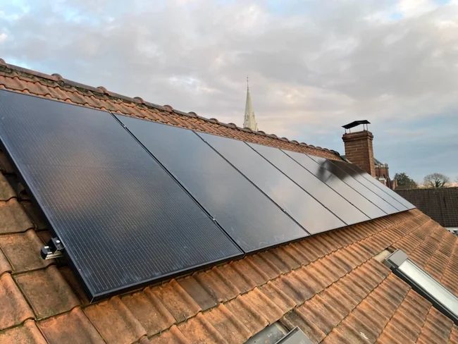 prise de vue en toiture d'une installation de panneaux solaires réalisée par l'installateur photovoltaïque d'Armentières ARHOS