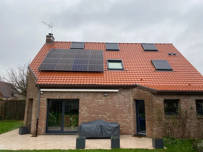 photographie d'une installation solaire réalisée par l'installateur photovoltaïque de Lille ARHOS