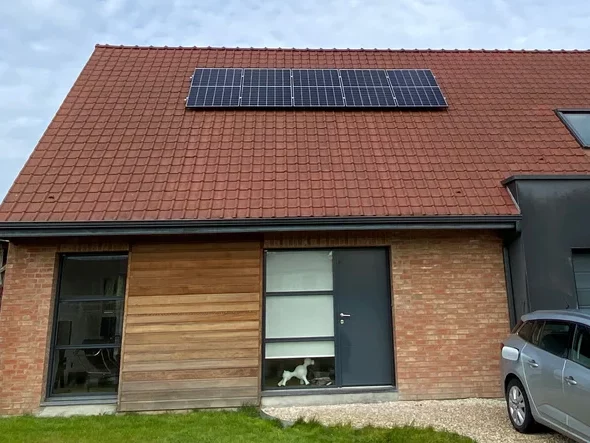 prise de vue d'une installation de panneaux solaires réalisée par l'installateur photovoltaïque de Valenciennes ARHOS