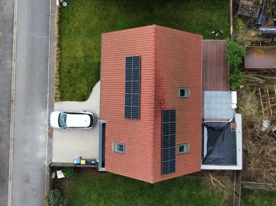 prise de vue aérienne d'une installation de 10 panneaux solaires réalisée par l'installateur photovoltaïque de Valenciennes ARHOS