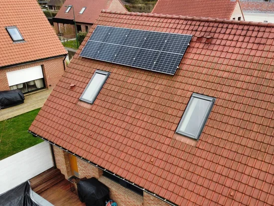 prise de vue aérienne façade Est d'une installation de panneaux solaire réalisée par l'installateur photovoltaïque de Valenciennes ARHOS