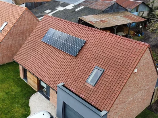 prise de vue aérienne façade Ouest d'une installation de panneaux solaires réalisée par l'installateur photovoltaïque de Valenciennes ARHOS