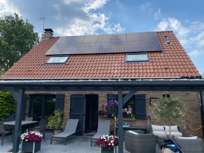 prise de vue d'une installation de panneaux solaires réalisée par l'installateur photovoltaïque d'Annœullin