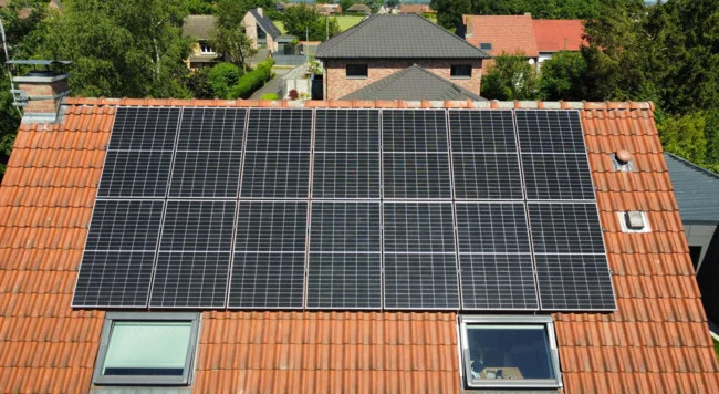 prise de vue aérienne d'une installation de panneaux solaires réalisée par l'installateur photovoltaïque d'Annœullin