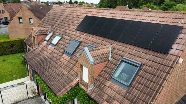 prise de vue d'une installation de panneaux solaires réalisée par l'installateur photovoltaïque d'Orchies