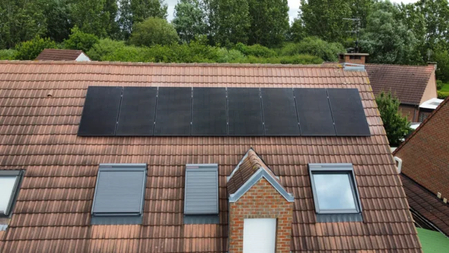 prise de vue d'une installation de panneaux solaires réalisée par l'installateur photovoltaïque d'Orchies ARHOS