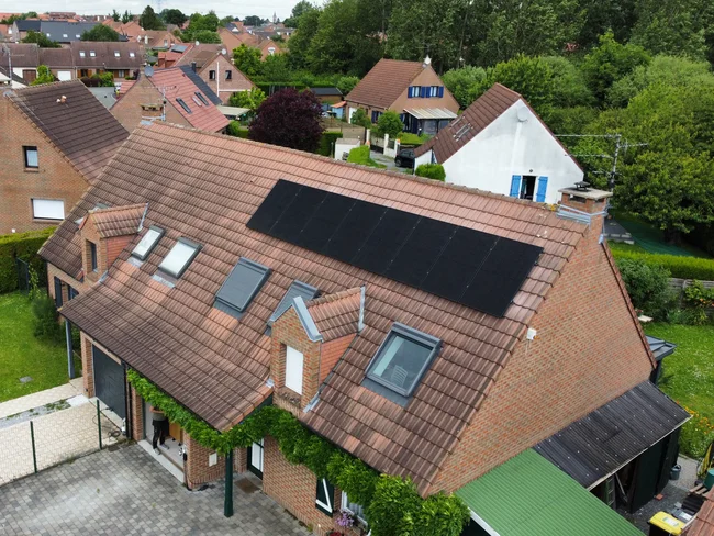 prise de vue aérienne d'une installation de panneaux solaires réalisée par l'installateur photovoltaïque d'Orchies ARHOS